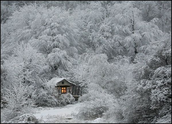 Иллюстрация. Название: «В снеге домик обнялся...». Автор: Valery Hristov. Источник: http://www.photosight.ru/photos/3597628/