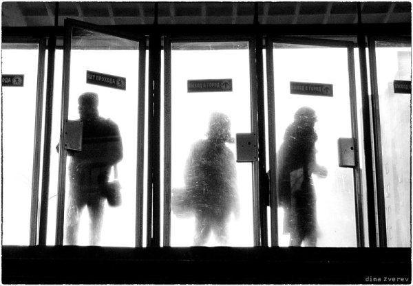 Иллюстрация. Название: "№2134 (двери метро)". Автор: Дмитрий Зверев. Источник: http://www.photosight.ru/photos/4467609/
