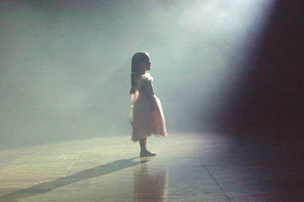 Иллюстрация. Название: «Девочка на сцене». Автор: Санникова Ирина. Источник: http://www.photosight.ru/photos/2460609/