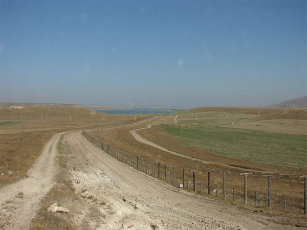 Нейтральная полоса на границе Армении и Турции. Фото с сайта Генерального консульства РФ в Гюмри.