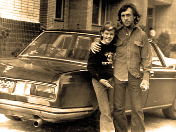 Владимир Высоцкий с сыном Марины Влади Володей рядом с одной из своих БМВ – BMW 2500